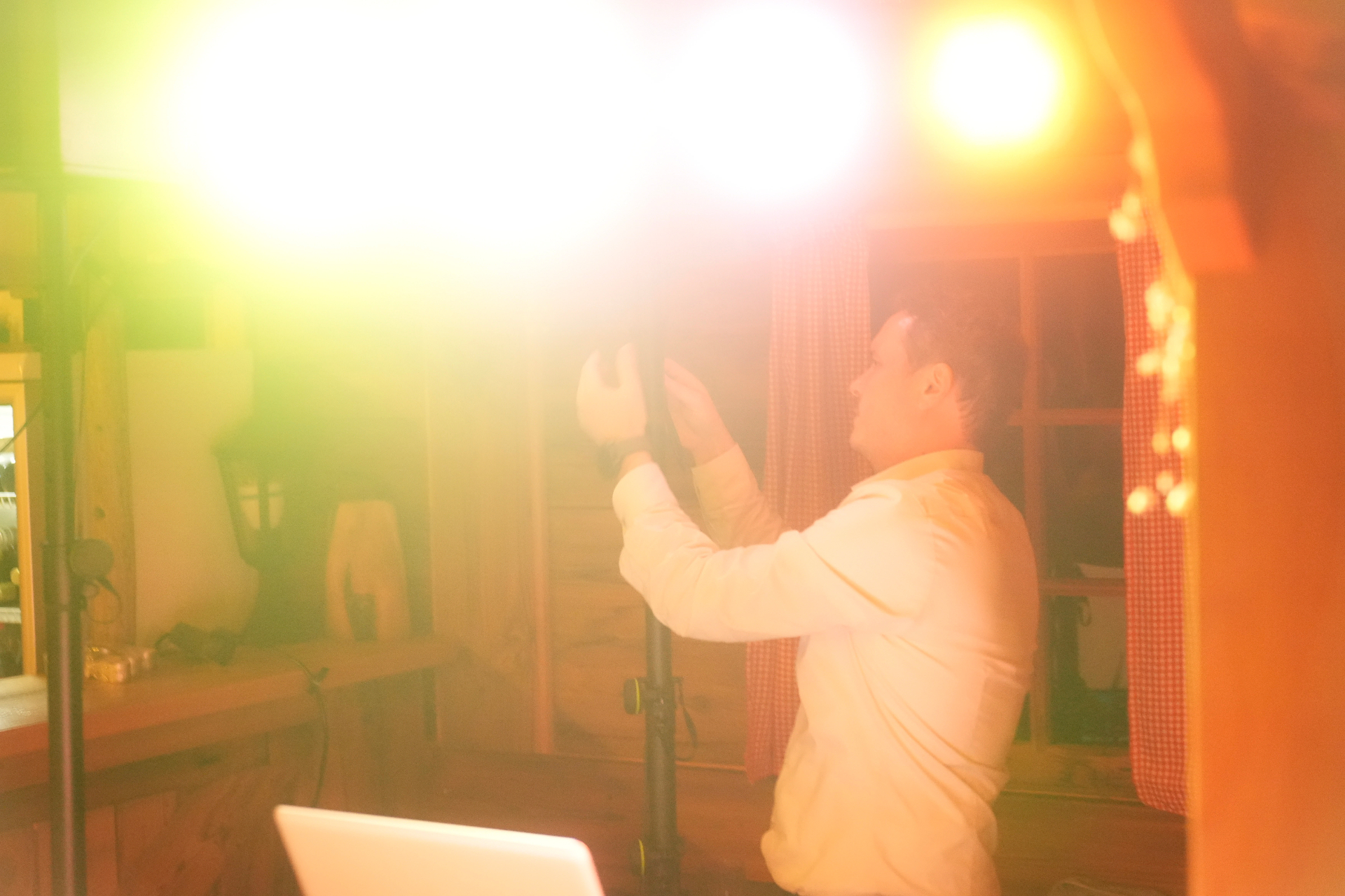 DJ in Aktion mit Lichtshow